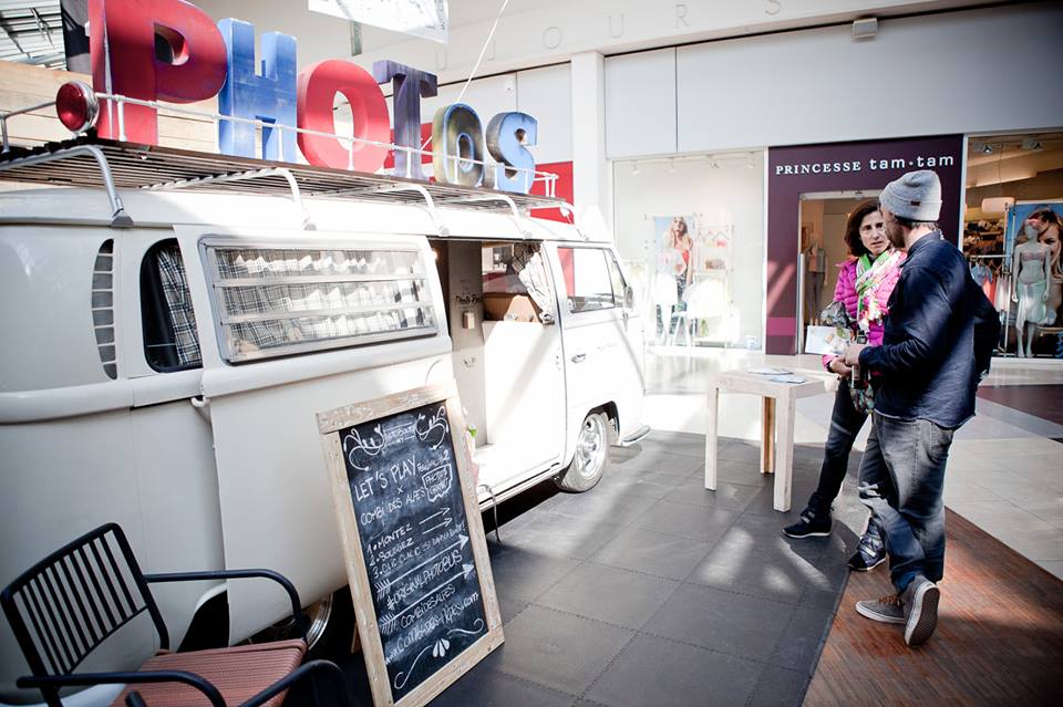 Photobooth dans combi Volkswagen sur un évènement public à Annecy